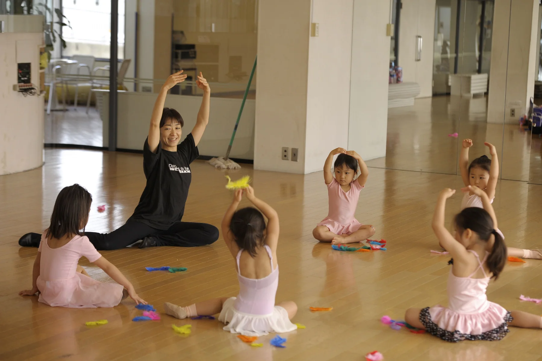 M studioでスカーフを使ってレッスンする子どもたち