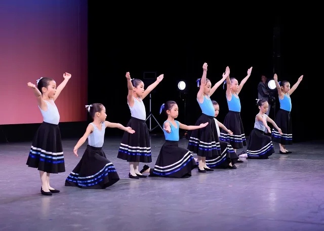 M studioの舞台で群舞を踊る子どもたち