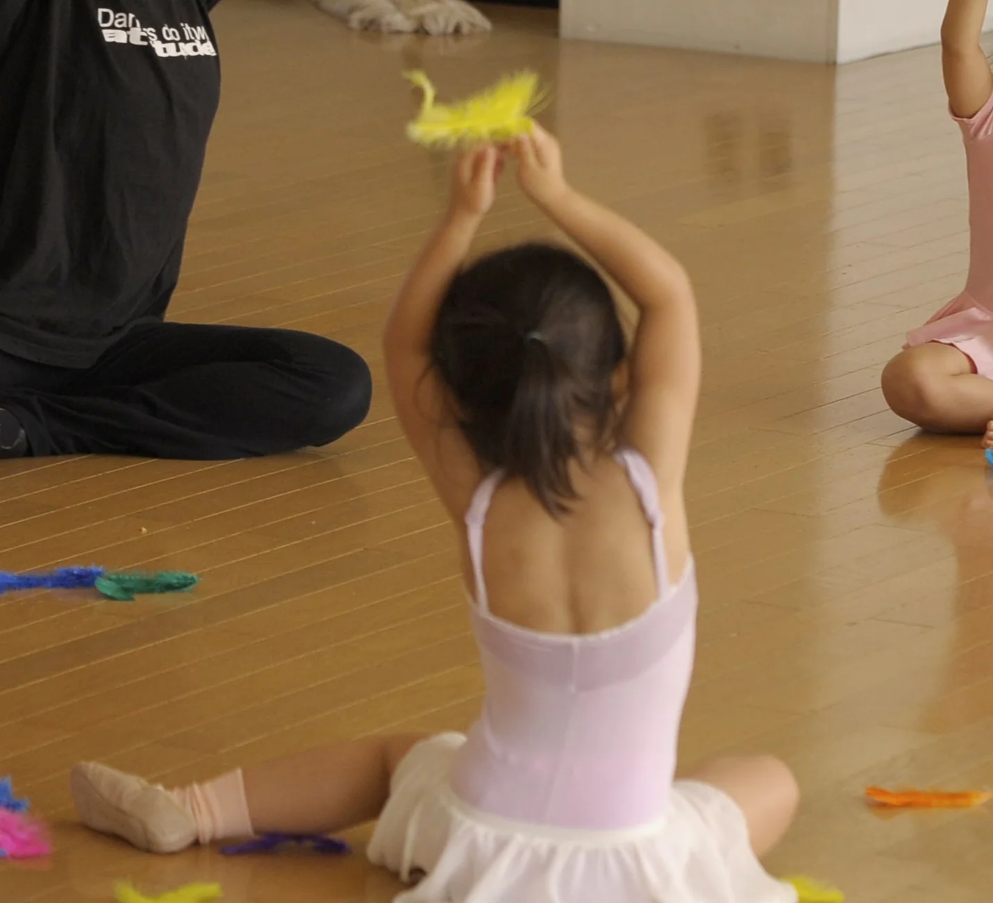 M studioのレッスンでスカーフを頭上に掲げる3〜4歳の子ども