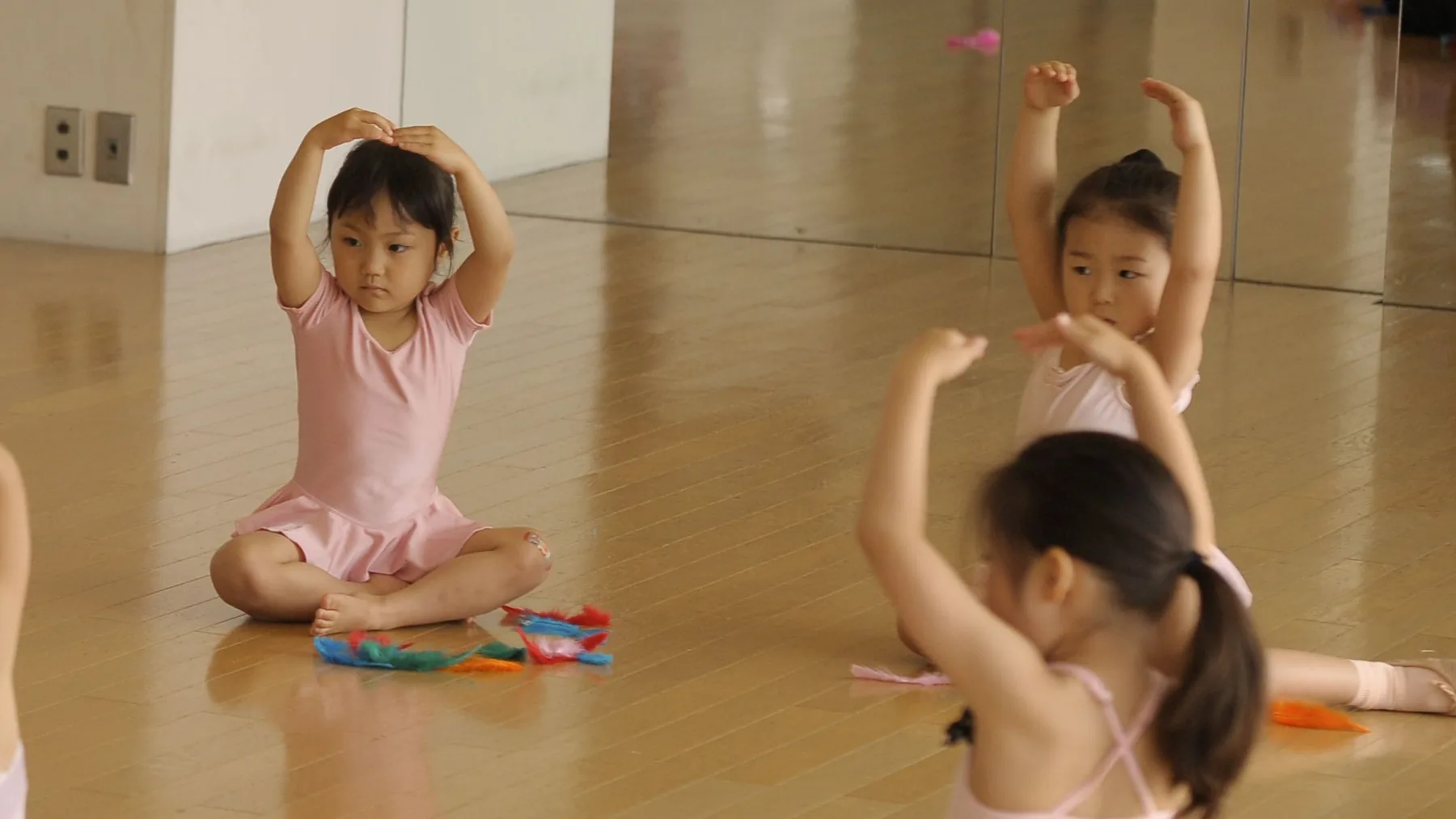 M studioのレッスンで腕を頭上に上げる幼児クラスの子どもたち