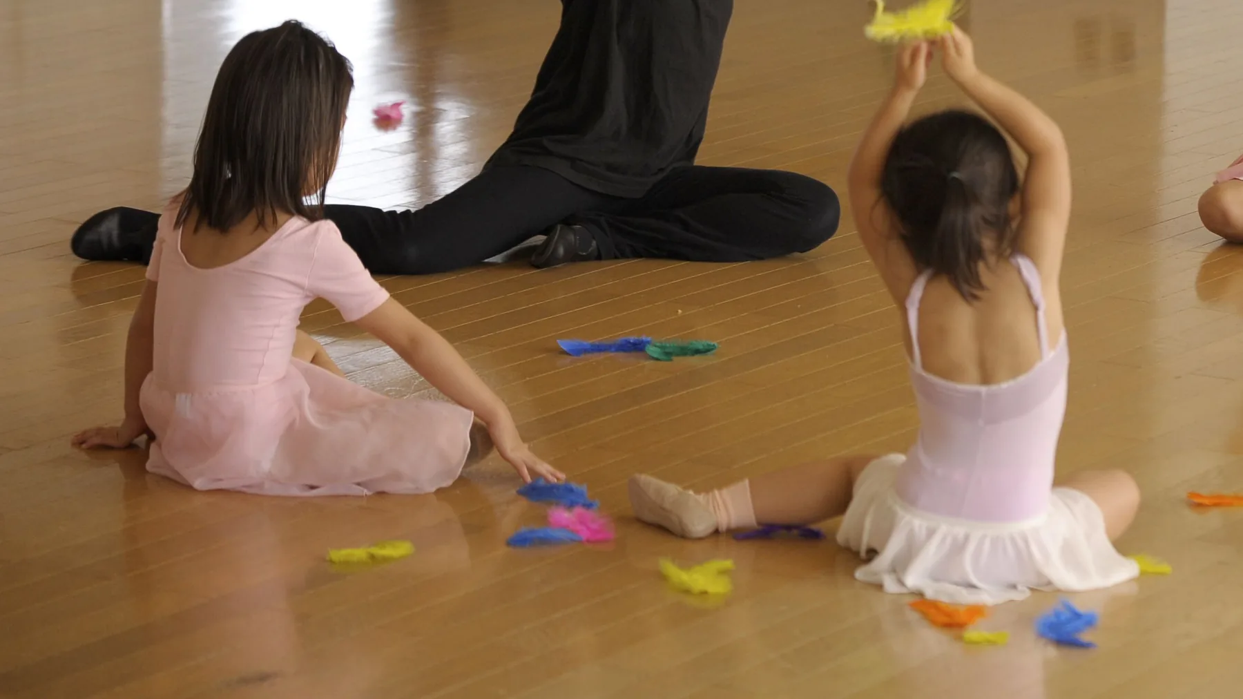M studioのレッスンで先生と一緒に体を動かす子どもたち